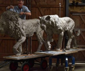 lion-sculptor-sculpture